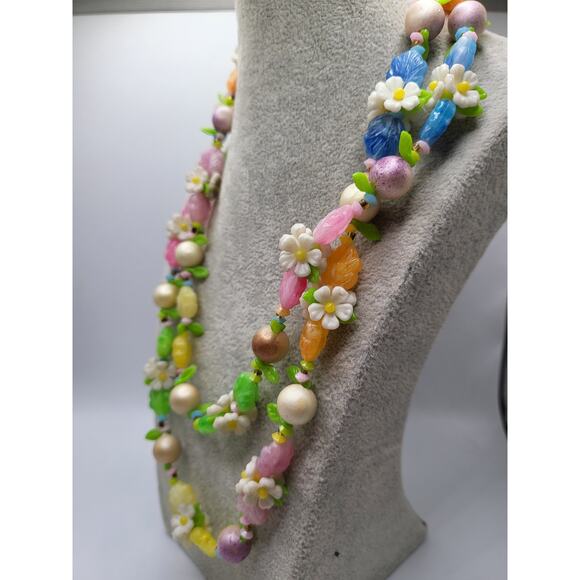 Vintage Floral Bead Necklace 42 in Pastel Lucite Flowers Faux Pearls - Picture 3 of 10